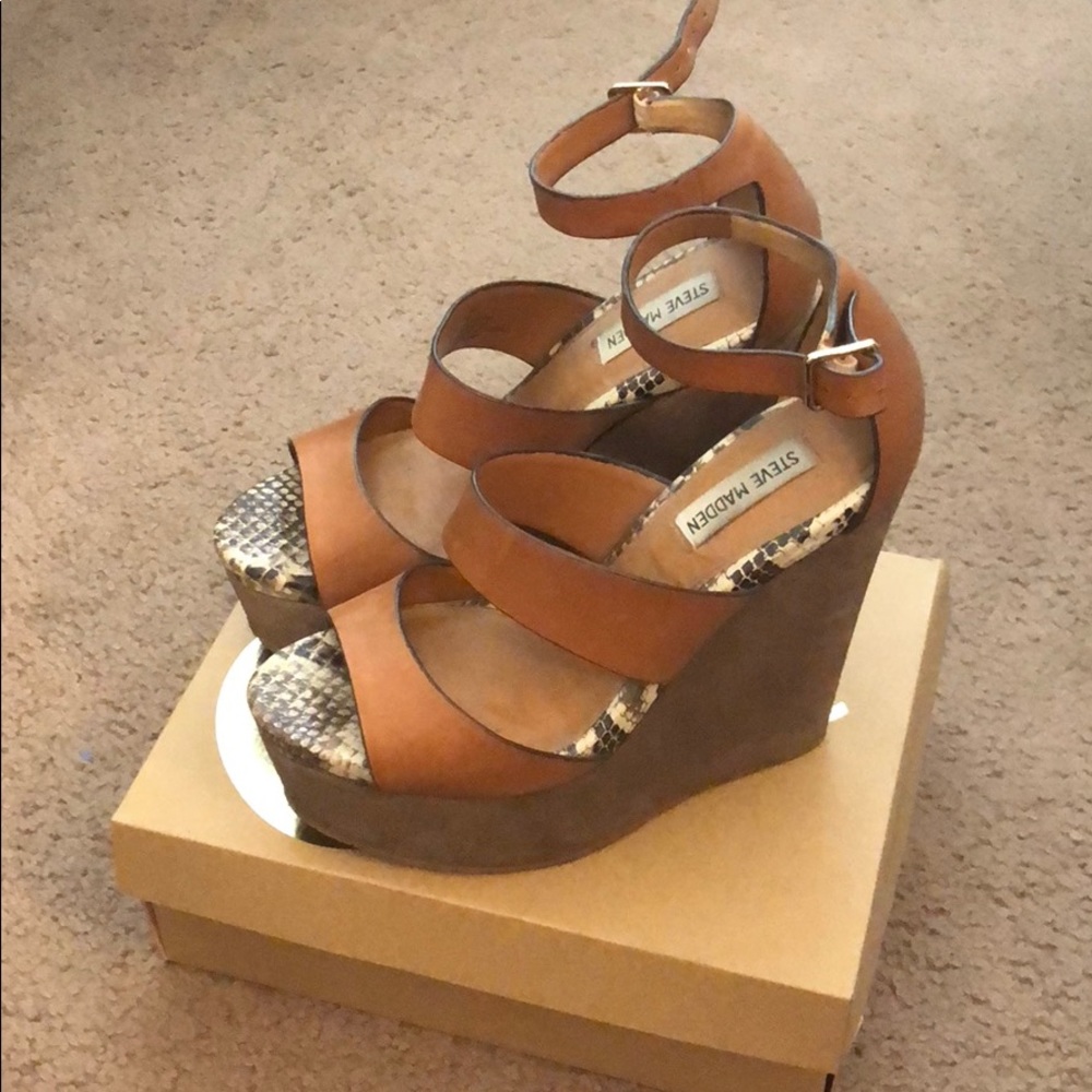 Cute Steve Madden wedges barely worn!
